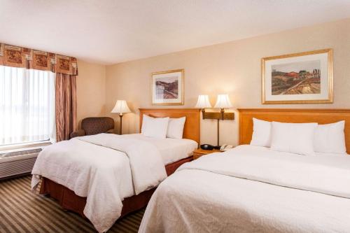 Tempat tidur dalam kamar di Hampton Inn & Suites Addison