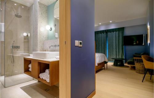 un bagno con lavandino e doccia e una camera da letto di Villa Harmony 1 a Hvar