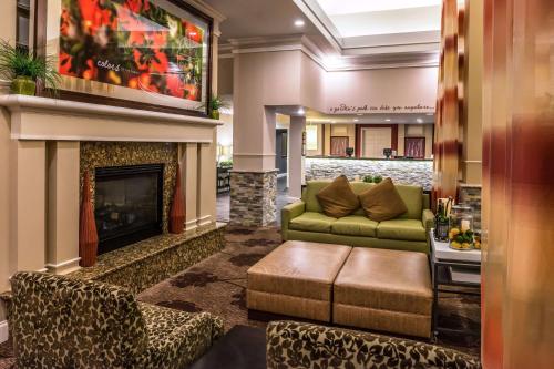 eine Lobby mit einem Sofa und einem Kamin in der Unterkunft Hilton Garden Inn Detroit Southfield in Southfield