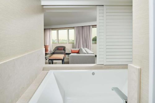 Esta casa ofrece vistas a una sala de estar con bañera. en Doubletree By Hilton Fullerton en Fullerton