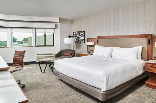 福乐顿市Doubletree By Hilton Fullerton的配有一张大床和一把椅子的酒店房间