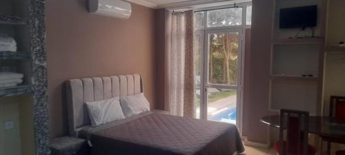 um quarto com uma cama em frente a uma janela em MALAK Tingis em Tânger