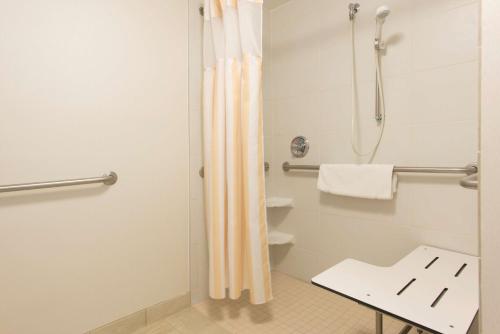 ein Bad mit einer Dusche und einem WC in der Unterkunft Hilton Garden Inn Lexington in Lexington