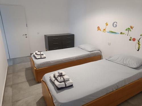 um quarto com duas camas com toalhas em Bella Vista in Haifa em Haifa