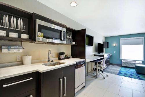Η κουζίνα ή μικρή κουζίνα στο Home2 Suites By Hilton Carbondale