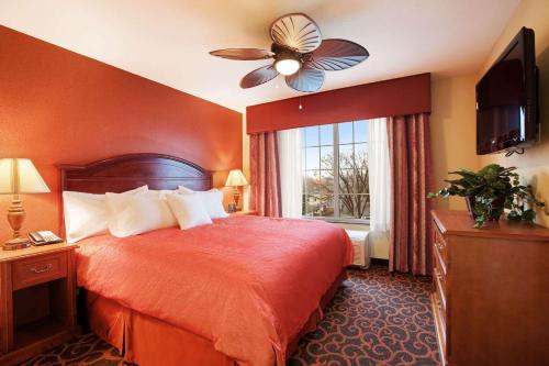 Säng eller sängar i ett rum på Homewood Suites Saint Cloud