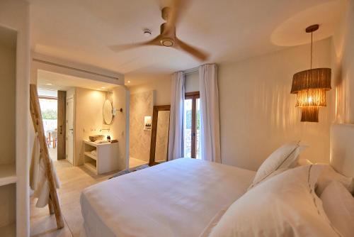 Кровать или кровати в номере Mar Suites Formentera by Universal Beach Hotels