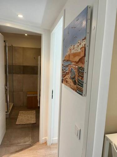 La salle de bains est pourvue d'une peinture murale. dans l'établissement Le Californie, à Nice