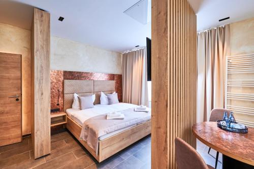 een slaapkamer met een bed en een tafel in een kamer bij Hotel 53° Nord in Brake