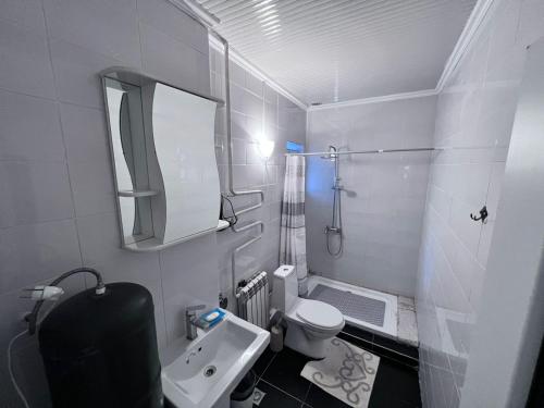 Bilik mandi di Turan Guesthouse