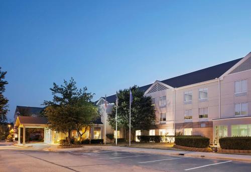 an empty parking lot in front of a building at Hilton Garden Inn Bentonville Rogers in Bentonville