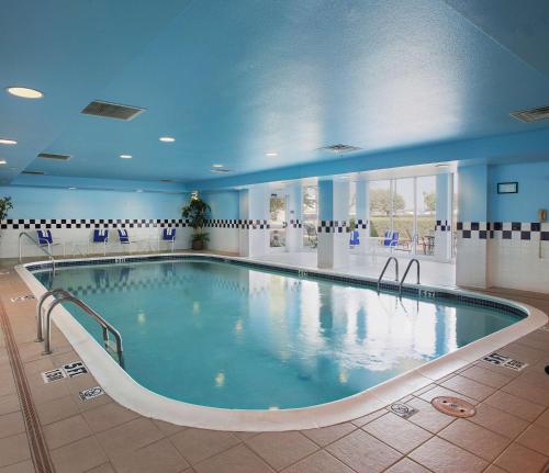 - une grande piscine dans une chambre d'hôtel dans l'établissement Hilton Garden Inn Bentonville Rogers, à Bentonville