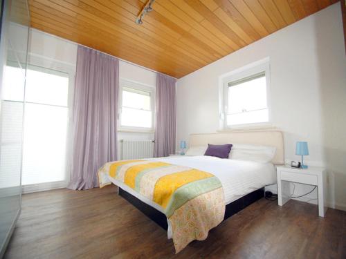um quarto com uma cama e duas janelas em Birkenhof em Taching am See
