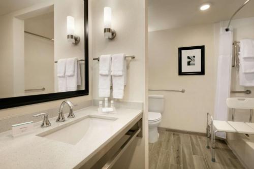 uma casa de banho com um lavatório e um WC em Hilton Garden Inn Statesville em Statesville
