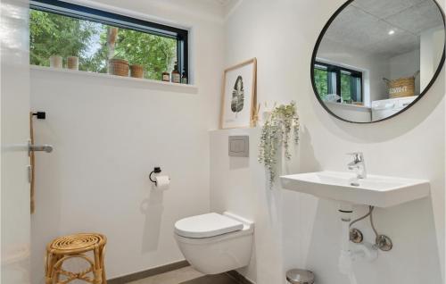 Et badeværelse på Stunning Home In Frederiksvrk With Wifi
