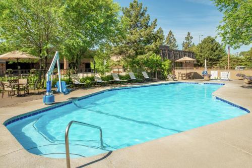 ミズーラにあるDoubleTree by Hilton Missoula Edgewaterのリゾート内の青い水を使用した大型プール