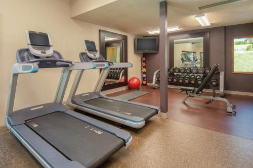 DoubleTree by Hilton Missoula Edgewaterにあるフィットネスセンターまたはフィットネス設備