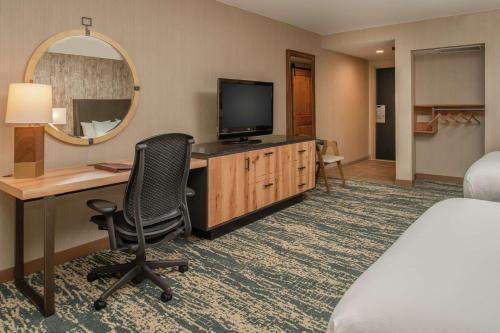 DoubleTree by Hilton Missoula Edgewaterにあるテレビまたはエンターテインメントセンター