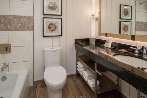 DoubleTree by Hilton Missoula Edgewaterにあるバスルーム