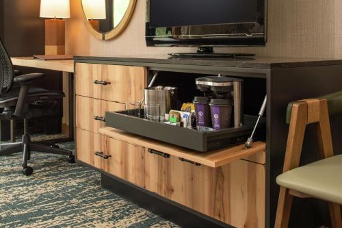 DoubleTree by Hilton Missoula Edgewaterにあるコーヒーまたはお茶