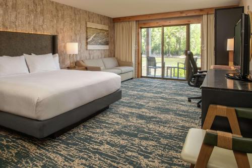 DoubleTree by Hilton Missoula Edgewaterにあるベッド