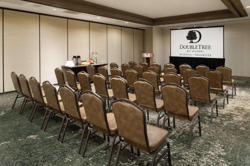 DoubleTree by Hilton Missoula Edgewaterにあるビジネスエリアまたは会議室