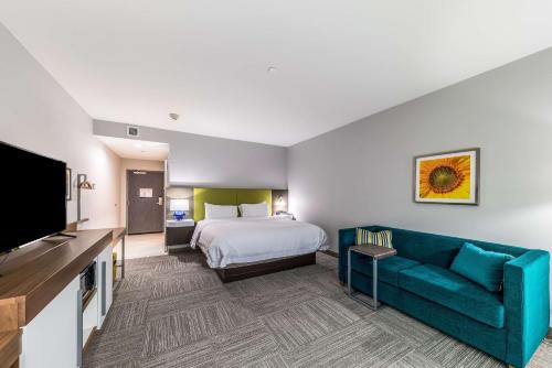 een hotelkamer met een bed en een bank bij Hampton Inn & Suites Pryor, Ok in Pryor
