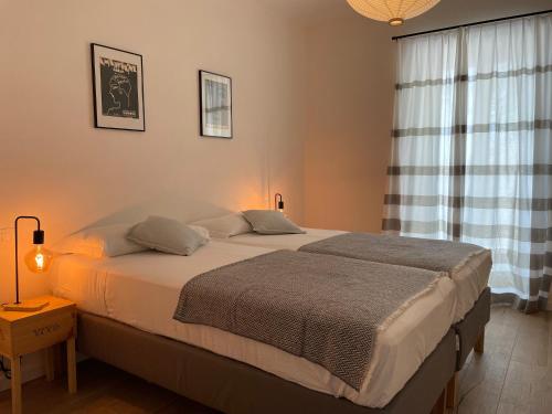 1 dormitorio con cama y ventana en Tenuta Dei Vicini - Luxury Apartments en San Marzano Oliveto