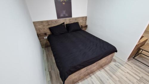 Gornje PaleにあるApartmani Klačarのベッドルーム1室(ベッド1台、黒毛布付)