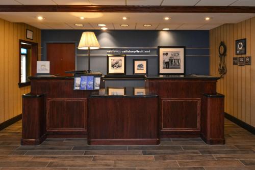 a lobby with a reception desk and a counter at Hampton Inn & Suites Fruitland in Fruitland