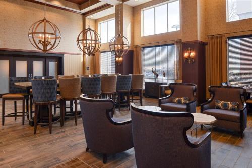 a restaurant with chairs and tables and windows at Hampton Inn & Suites Fruitland in Fruitland