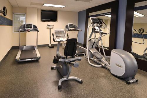 a gym with several treadmills and exercise bikes at Hampton Inn & Suites Fruitland in Fruitland