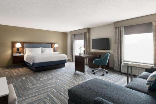 a hotel room with a bed and a desk at Hampton Inn & Suites Fruitland in Fruitland