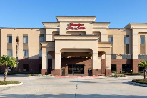 a front view of a hotel with a sign on it at Hampton Inn & Suites Baton Rouge - I-10 East in Baton Rouge