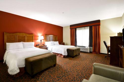 pokój hotelowy z 2 łóżkami i kanapą w obiekcie Hampton Inn & Suites Brenham w mieście Brenham