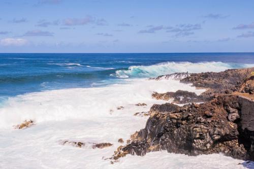 Live Tenerife La Barranquera con vistas al mar في Valle de Guerra: إطلالة على المحيط من شاطئ صخري