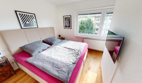 a bedroom with a bed in a room with a window at Schöne Ferienwohnung mit guter Anbindung, sehr guter Ausstattung und kostenloses WLAN in Herten