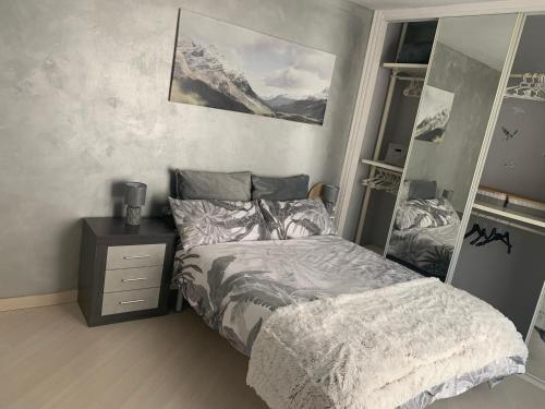 1 dormitorio con cama, tocador y espejo en L&D -Parking Incluido- en Tudela