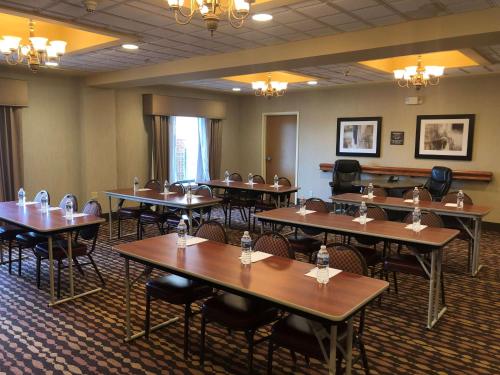 una sala de conferencias con mesas y sillas. en Hampton Inn Seaford, en Seaford