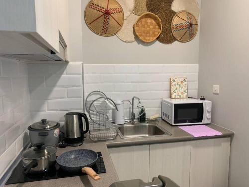 Una cocina o zona de cocina en JQ#05 City View Slide LoftBed 2R1B 5pax near Suria Mall, Gaya St, SICC