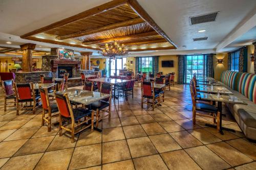 un ristorante con tavoli, sedie e un lampadario di Hampton Inn Kayenta Monument Valley a Kayenta