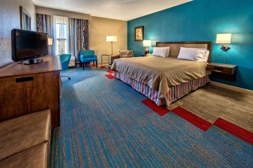 una camera d'albergo con un letto e una TV a schermo piatto di Hampton Inn Kayenta Monument Valley a Kayenta