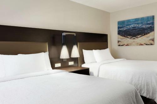 Postel nebo postele na pokoji v ubytování Hilton Garden Inn Cupertino