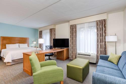 a hotel room with a bed and a desk at Hampton Inn & Suites Manchester, TN in Manchester