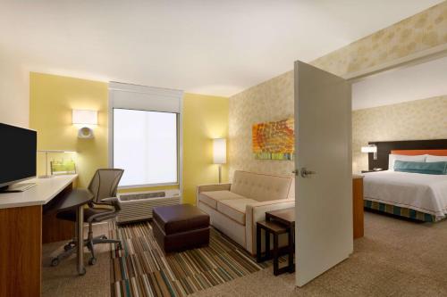 Habitación de hotel con cama y escritorio en Home2 Suites by Hilton Denver West / Federal Center, en Lakewood