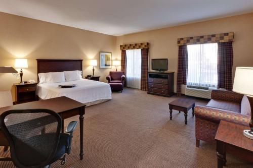 Hampton Inn & Suites Sacramento-Airport-Natomas في سكرامنتو: فندق غرفه بسرير وصاله