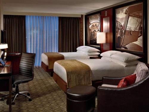 Habitación de hotel con 2 camas y escritorio en DoubleTree Hotel & Suites Charleston Airport, en Charleston