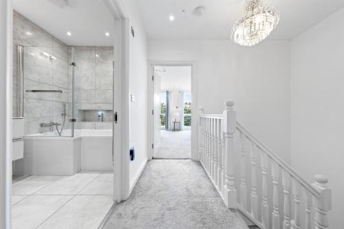 ein Badezimmer mit einer Dusche, einem Waschbecken und einer Badewanne in der Unterkunft Bermondsey Guest House in London