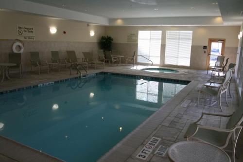 una piscina en una habitación de hotel con sillas alrededor en Hampton Inn La Grange, en La Grange