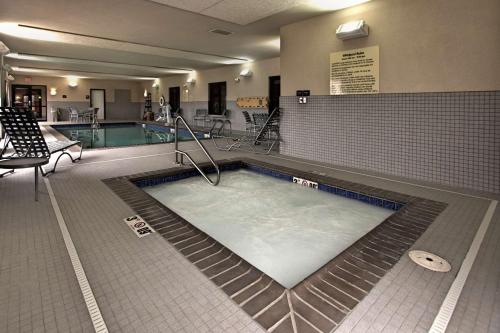uma grande piscina num quarto de hotel em Hampton Inn Defiance em Defiance